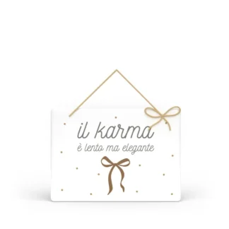 Targa Rettangolare con Spago Parole Sante – Il karma è lento ma elegante